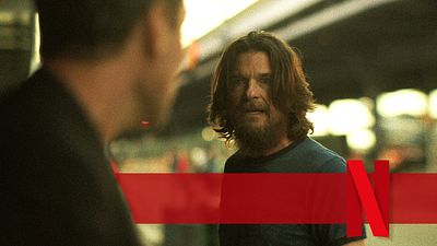 bild aus der news Der nächste Netflix-Megahit für den "Carry-On"-Bösewicht? Erster Trailer zu "Black Rabbit" mit Jason Bateman und Jude Law