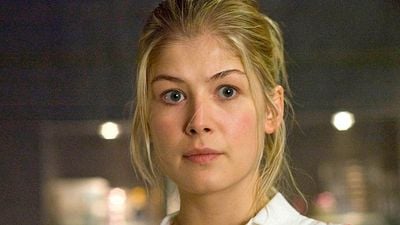bild aus der news "Einer der schlechtesten Filme aller Zeiten": Rosamund Pike war sich sicher, dass dieser Sci-Fi-Actioner mit Dwayne Johnson ihre Karriere beendet