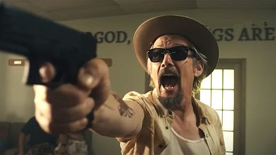 bild aus der news Ethan Hawke wandelt als Verschwörungstheoretiker auf den Spuren von Mel Gibson: Der erste Trailer zu "The Lowdown" ist da