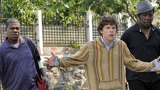 Erster Trailer zur Entführungs-Komödie "Why Stop Now?" mit Jesse Eisenberg