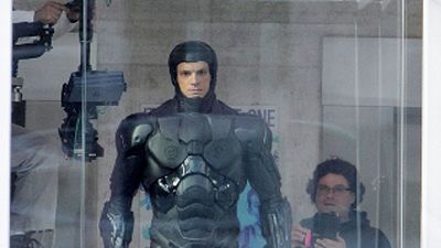 bild aus der news "Robocop": Set-Fotos zeigen Cyborg-Anzug und Bösewicht Michael Keaton
