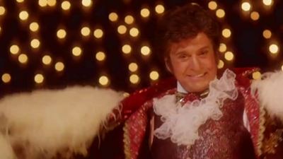 "Behind the Candelabra": Neue Bilder von Michael Douglas und Matt Damon als geschminkte Paradiesvögel