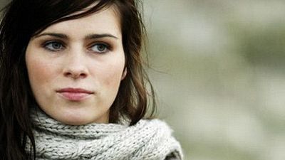 bild aus der news Erster Trailer zu "Everyone's Going to Die": Nora Tschirner in britischer Dramödie