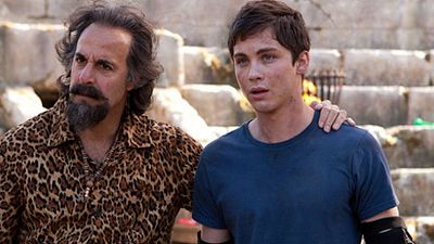 bild aus der news "Percy Jackson 2": Stanley Tucci hat die Haare schön auf ersten Bildern zur Fantasy-Fortsetzung