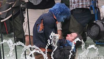 bild aus der news "X-Men: Days of Future Past": Nicholas Hoult kämpft als Beast gegen Michael Fassbenders Magneto auf neuen Setfotos