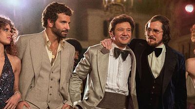 bild aus der news Eine sexy Amy Adams gewährt tiefe Einblicke im neuen Bild zu "American Bullshit" mit Christian Bale und Bradley Cooper