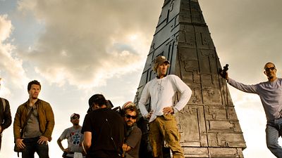 bild aus der news Fliegende Autos und donnernde Explosionen im neuen Set-Video zu Michael Bays "Transformers 4"