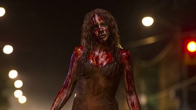 bild aus der news Blutige Rache: Im neuen Trailer zum Horror-Remake "Carrie" lehrt Chloë Moretz ihre Mitschüler das Fürchten