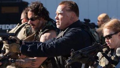 Arnold Schwarzenegger mit verschiedenen Waffen auf den neuen Bildern zum Action-Thriller "Sabotage"