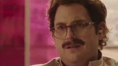 bild aus der news Witzige "Her"-Parodie: Jonah Hill als Moustache-Träger macht Liebe mit sich selbst + ein Überraschungsgast in "Me"