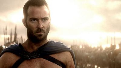 bild aus der news "300: Rise of an Empire": Axt-schwingender Perserkönig Xerxes mit martialischer Botschaft auf neuem Banner