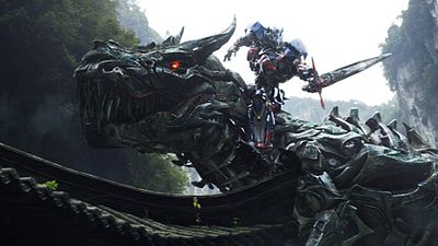 bild aus der news Optimus Prime reitet einen gigantischen Dinobot auf spektakulärem "Transformers 4: Ära des Untergangs"-Bild