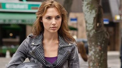 bild aus der news "Batman vs. Superman": Gal Gadot (Wonder Woman) zeigt uns ihre Muskeln
