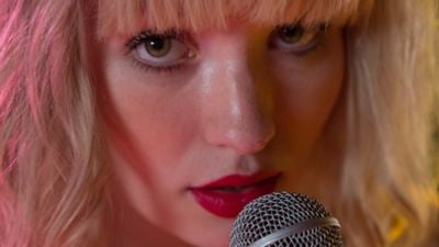 "Sucker Punch"-Star Emily Browning als begehrenswerter Rockstar im ersten deutschen Trailer zu "Plush"