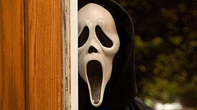 bild aus der news Zwei Filmnerds und ein Mauerblümchen vs. Ghostface: Figureninfos und erste Handlungsdetails zur TV-Serie "Scream"