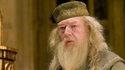 bild aus der news Dumbledore im Fernsehen: "Harry Potter"-Star Michael Gambon übernimmt Hauptrolle in J.-K.-Rowling-Adaption "Ein plötzlicher Todesfall"