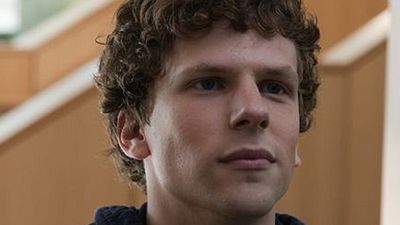 bild aus der news "Batman v Superman": Lex Luthor (Jesse Eisenberg) als hyperaktiver junger Typ mit Haaren statt Glatze?