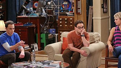 Sheldon in Unterhose und Penny mit neuer Frisur auf den ersten Bildern zur neuen Staffel von "The Big Bang Theory"