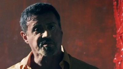 bild aus der news Sylvester Stallone liest ein Selbsthilfe-Buch im neuen Trailer zu "Reach Me"