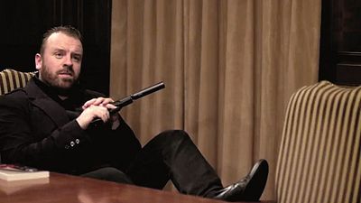 bild aus der news Im ersten deutschen Trailer zu "Downing Street Down" nimmt ein Terrorist den britischen Premierminister als Geisel