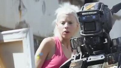 bild aus der news "Chappie" mit Hugh Jackman: Im ersten Trailer entdeckt ein kluger Roboter die Welt