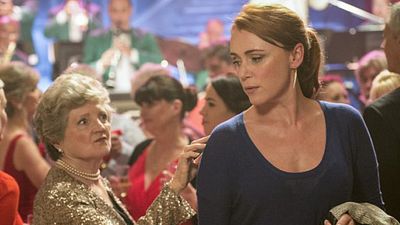 bild aus der news "Ein plötzlicher Todesfall": Erstes Bild aus der Mini-Serie nach dem Roman von "Harry Potter"-Autorin J.K. Rowling