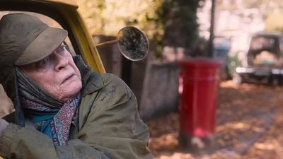 bild aus der news "The Lady In The Van": Im Trailer bleibt Maggie Smith als exzentrische Miss Shepherd mit ihrem Wagen liegen