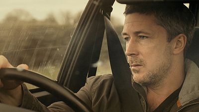 bild aus der news "Game Of Thrones"-Star Aidan Gillen knüpft überraschende "Familienbande" im deutschen Trailer