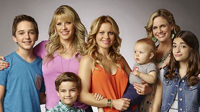 bild aus der news "Fuller House": Eine glückliche Großfamilie in der neuen Sneak-Peek zum Serien-Comeback