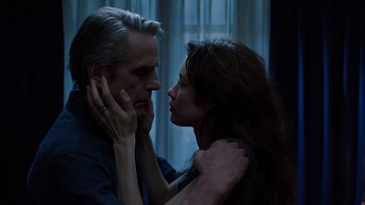 bild aus der news "Correspondence": Erster Trailer zur Romanze mit Jeremy Irons und Olga Kurylenko