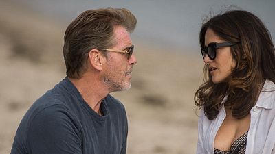 bild aus der news Pierce Brosnan ist "Professor Love" im deutschen Trailer zur Komödie mit Jessica Alba und Salma Hayek