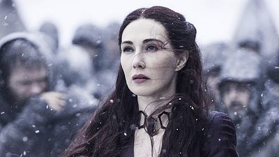 bild aus der news "Game Of Thrones": Das sagen Regisseur und Darsteller zum großen Melisandre-Schock in Episode 1