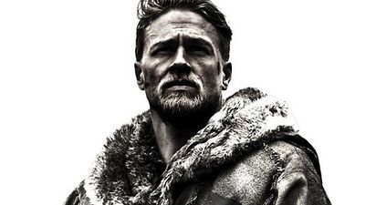 bild aus der news Charlie Hunnam auf dem ersten Poster zu Guy Ritchies "King Arthur"