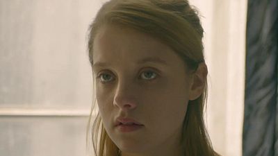 bild aus der news "Looping": Im ersten Trailer kommt "Fack Ju Göhte"-Star Jella Haase ihren Zimmergenossinnen in der Psychiatrie näher