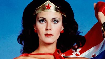 bild aus der news "Supergirl" trifft "Wonder Woman": Erstes Foto von Wonder-Woman-Darstellerin Lynda Carter als US-Präsidentin
