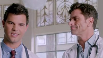 bild aus der news "Scream Queens": Neuer Trailer zur 2. Staffel der Horrorserie mit John Stamos, Taylor Lautner und Emma Roberts