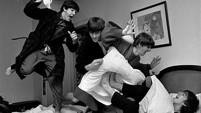 bild aus der news The Beatles, Michael Jackson & die Queen: Im Trailer zu "Harry Benson: Shoot First" posieren sie für die Kamera