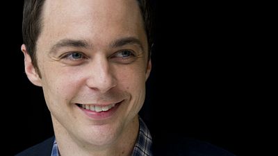 bild aus der news Er hat die Haare schön: "Big Bang Theory"-Star Jim Parsons covert Kansas-Hit "Dust In The Wind"