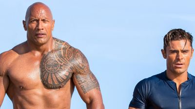 Zac Efron und Dwayne Johnson zeigen ihre Badehosen im Super-Bowl-Trailer zu "Baywatch"