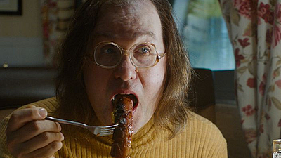 bild aus der news "The Greasy Strangler - Der Bratfettkiller": Skurril und eklig - Im deutschen Trailer kriegen Vater und Sohn ihr Fett weg