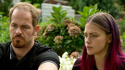 bild aus der news In "Blaumacher" trifft Midlife-Crisis auf Coming-Of-Age: Start der Serie mit "Smaragdgrün"-Star Laura Berlin