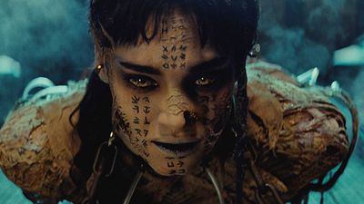 bild aus der news "Die Mumie": Das bedeutet die tätowierte Schrift auf Sofia Boutellas untotem Körper