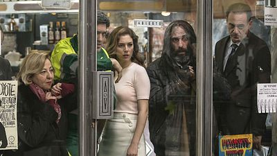 bild aus der news "El Bar - Frühstück mit Leiche": Bar-Besucher werden zu unsozialen Egoisten im deutschen Trailer zum Thriller