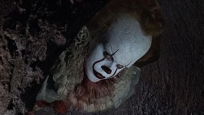 bild aus der news Exklusiv: Darum sieht Bill Skarsgårds Pennywise in Stephen Kings "Es" viel jünger aus als Tim Currys Version