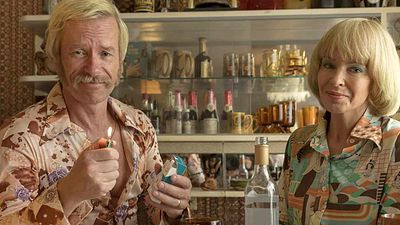bild aus der news Drogen, Sex und ein toter Wal: Trailer zur 70er-Jahre-Komödie "Swinging Safari" mit Kylie Minogue und Guy Pearce