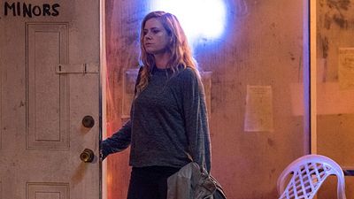 bild aus der news "Sharp Objects": Amy Adams im 1. Trailer zur HBO-Adaption von Gillian Flynns Bestseller "Cry Baby"