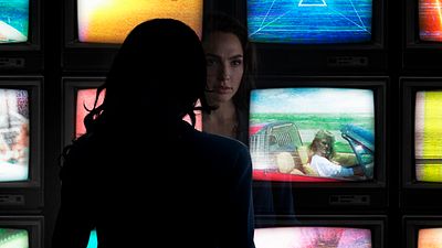 bild aus der news "Wonder Woman 2": Erstes Bild von Pedro Pascal im allerfeinsten 80er-Look