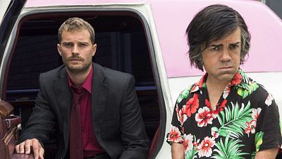 bild aus der news Peter Dinklage als Schnickschnack aus "James Bond": Trailer zu "My Dinner With Hervé"