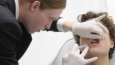 bild aus der news Bei uns zuerst: Im Trailer zum Thriller "Antiviral" werden Promis radikal verehrt