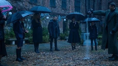 Die neue Superhelden-Serie von Netflix: Erste Bilder zu "The Umbrella Academy"